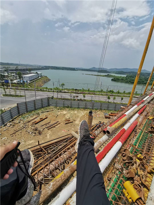 海港区作业中发生设备损坏或人员意外，责任怎么划分？